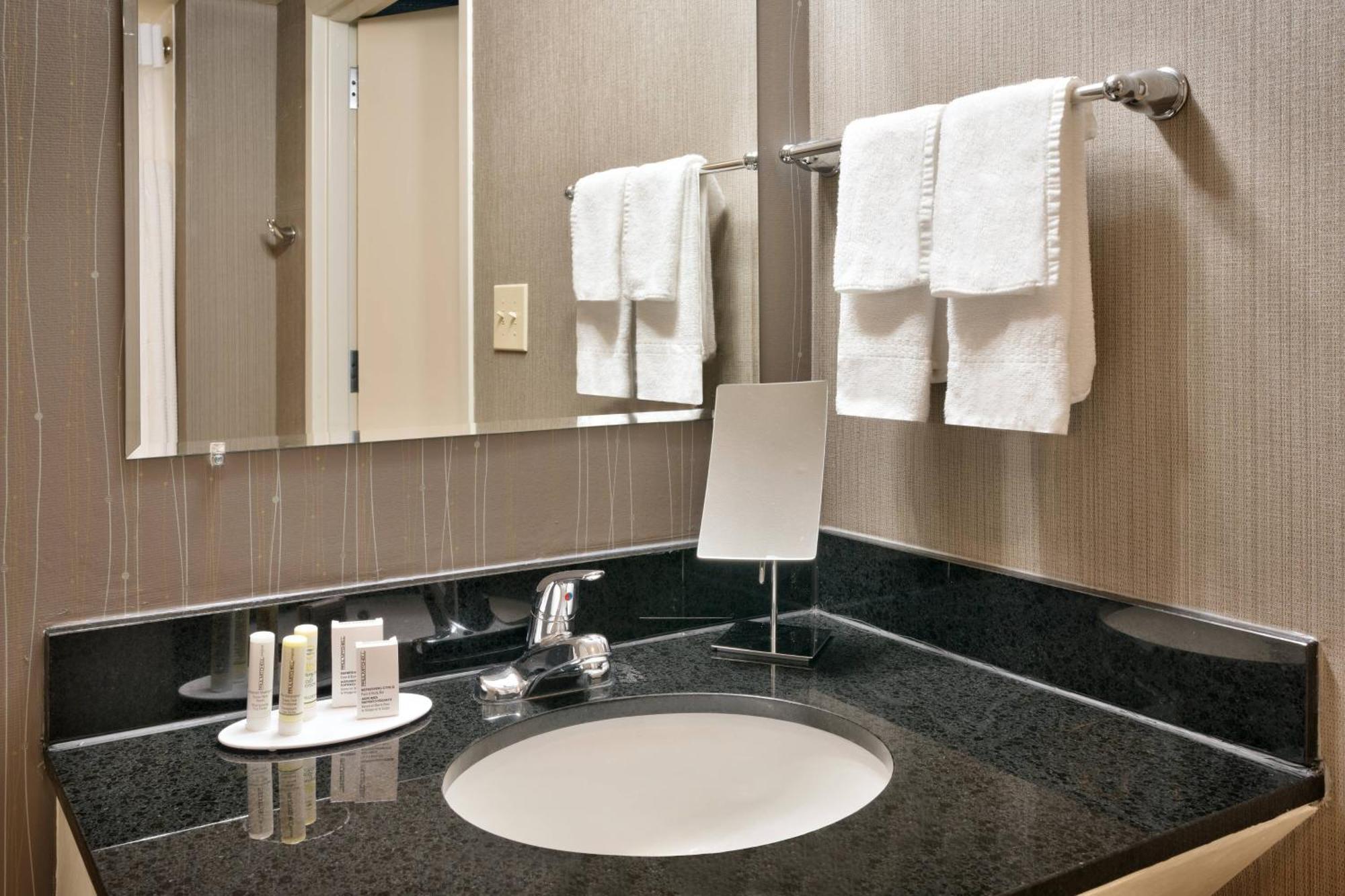 Courtyard By Marriott Charlotte Airport Loso Екстер'єр фото
